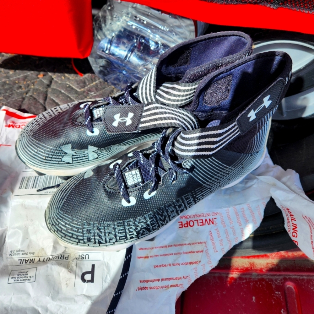 Youth size 6 under armour cleats